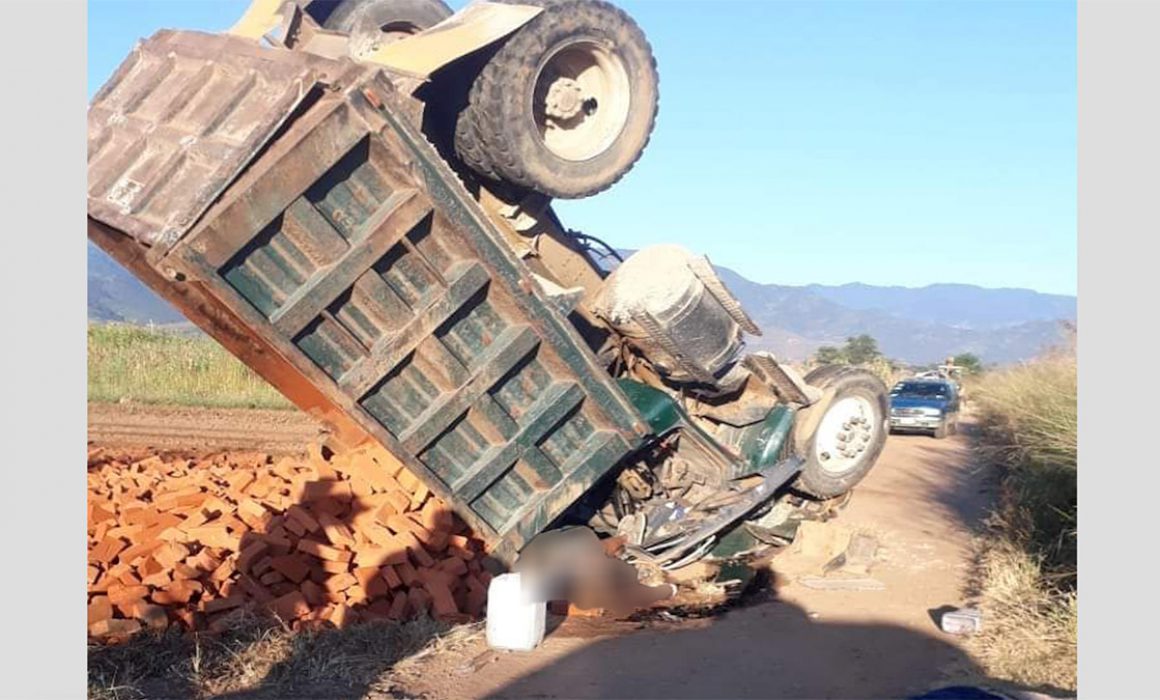 Vuelca camión volteo en el Valle Central de Oaxaca