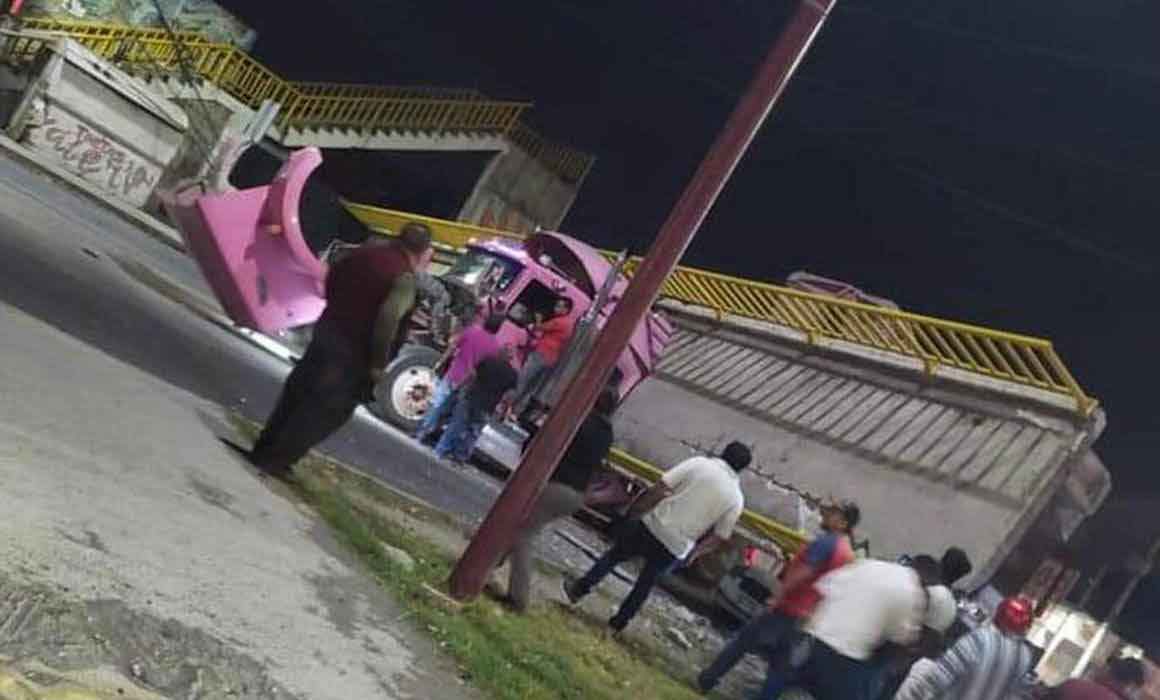 Tráiler tira puente en Texcoco y queda aplastado