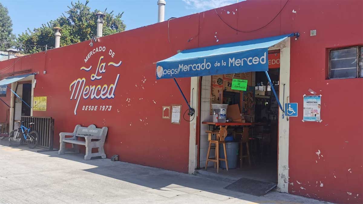 Disfrutan Turistas Del Mercado De La Merced En La Ciudad De Oaxaca