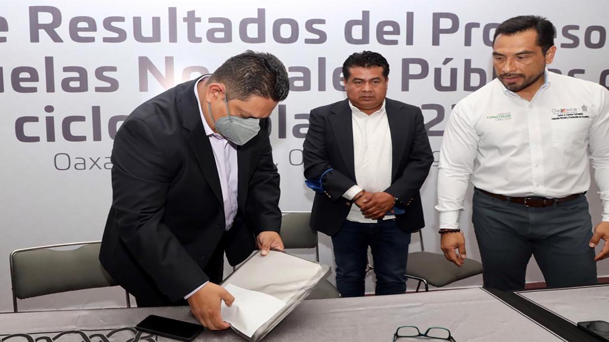 Entrega IEEPO Listas De Ingreso A Normales En Oaxaca