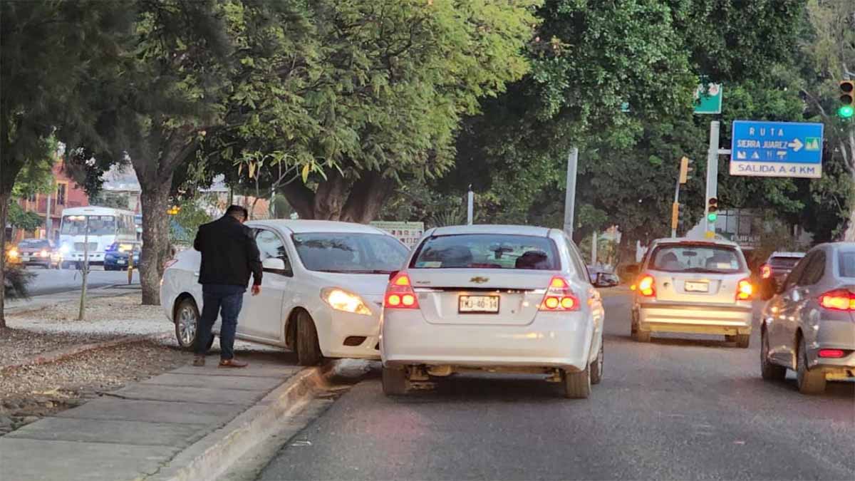 Conductor salta el camellón y choca con auto en carril contrario