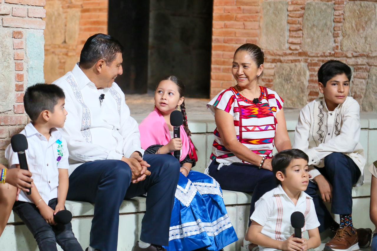 Conviven Salomón Jara e Irma Bolaños con niñas y niños en Gozona