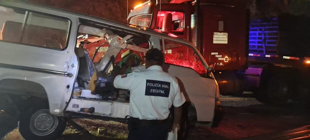 Un muerto y 5 heridos dejó choque entre tráiler y urvan en Oaxaca