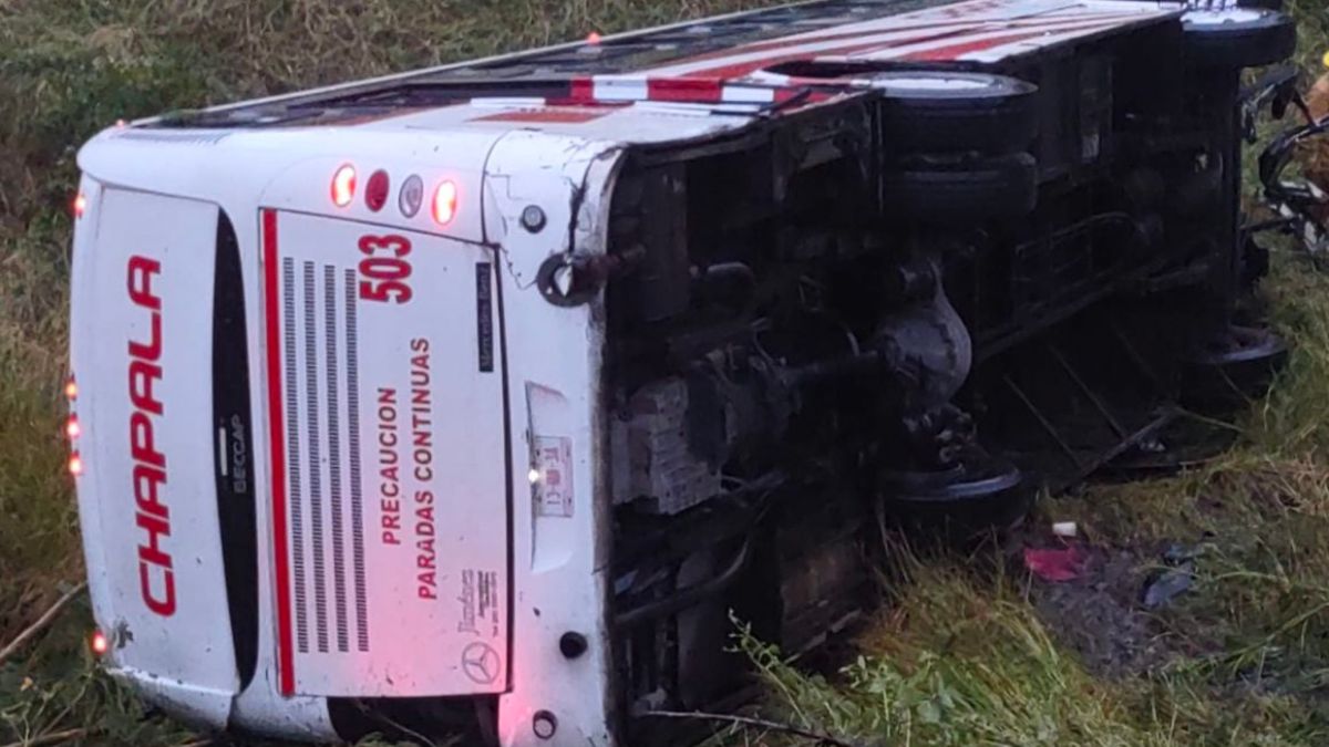 Volcadura de autobús deja 11 lesionados en Jalisco