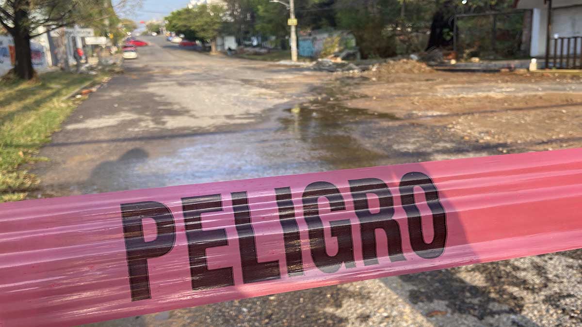 Cierran Calle Fuerza A Rea Por Ca Da De Barda En La Ciudad De Oaxaca