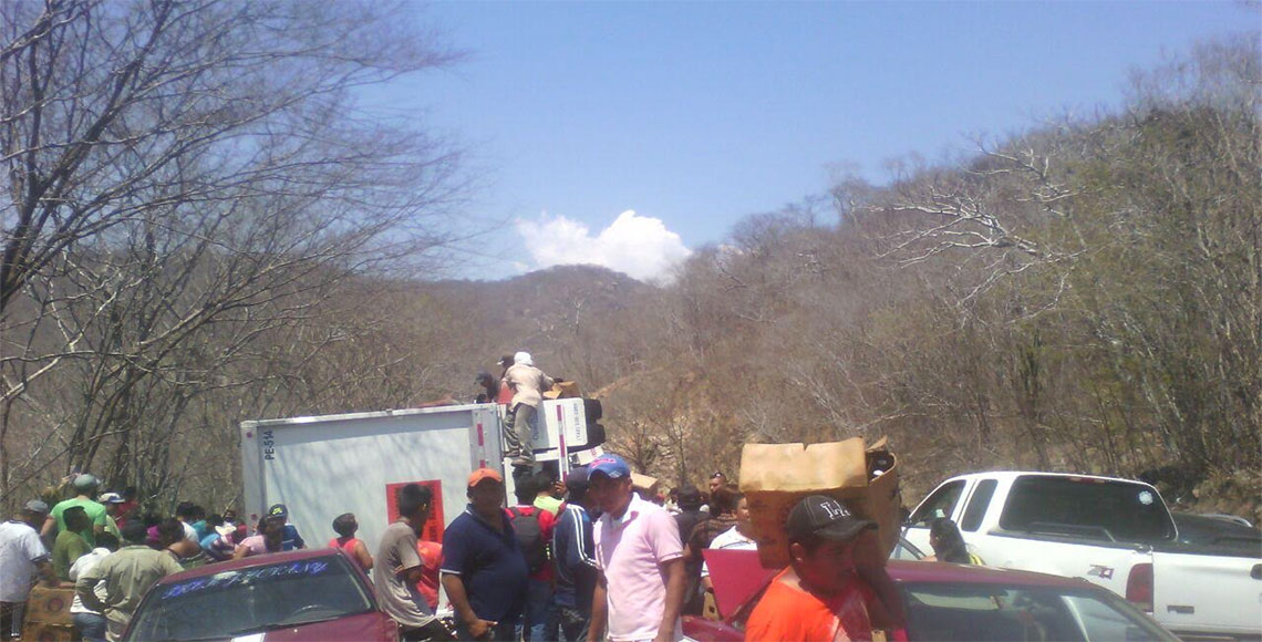 Vuelca tráiler con cerveza en carretera Salina Cruz-Huatulco - Quadratín Oaxaca