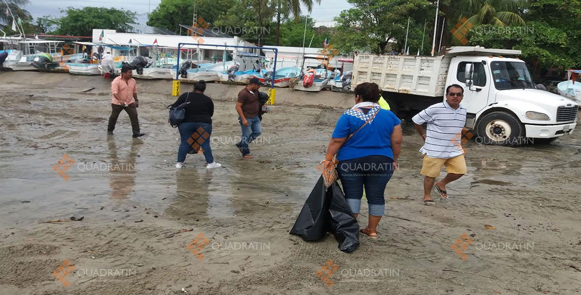 Realizan limpieza de playas en Puerto Escondido - Quadratín Oaxaca