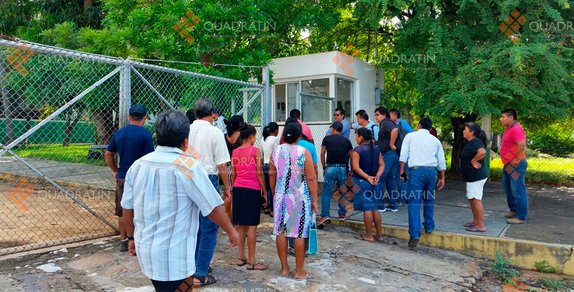 Protestan habitantes frente a oficinas de SCT en Puerto Escondido - Quadratín Oaxaca