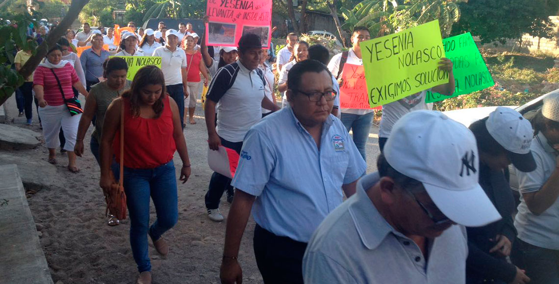 Marchan padres de familia en Tehuantepec; piden seguridad en escuelas