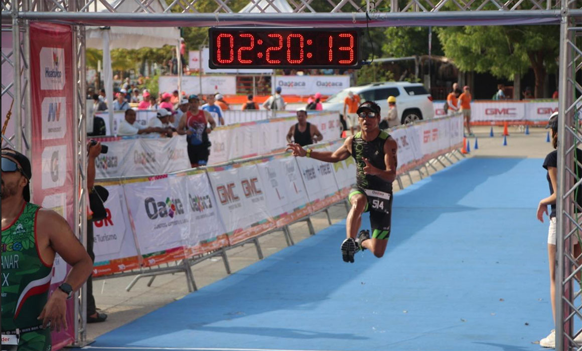 El triatleta hizo el recorrido en poco más de dos horas para consagrarse nuevamente como campeón en Oaxaca