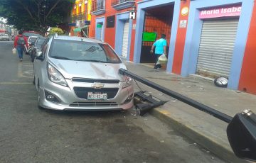 Cae luminaria sobre automóvil en el Centro Histórico de Oaxaca