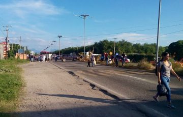 Bloquean transportistas carretera en Salina Cruz - Quadratín Oaxaca