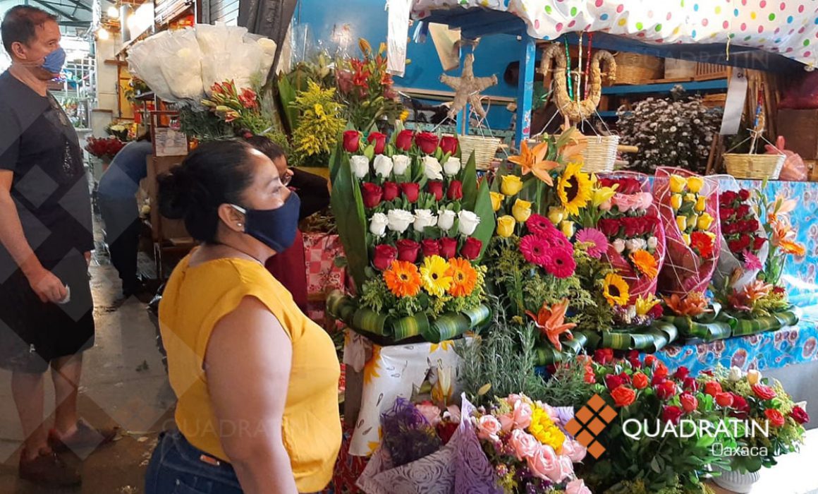 Con medidas de sanidad, venden flores en mercados de Oaxaca