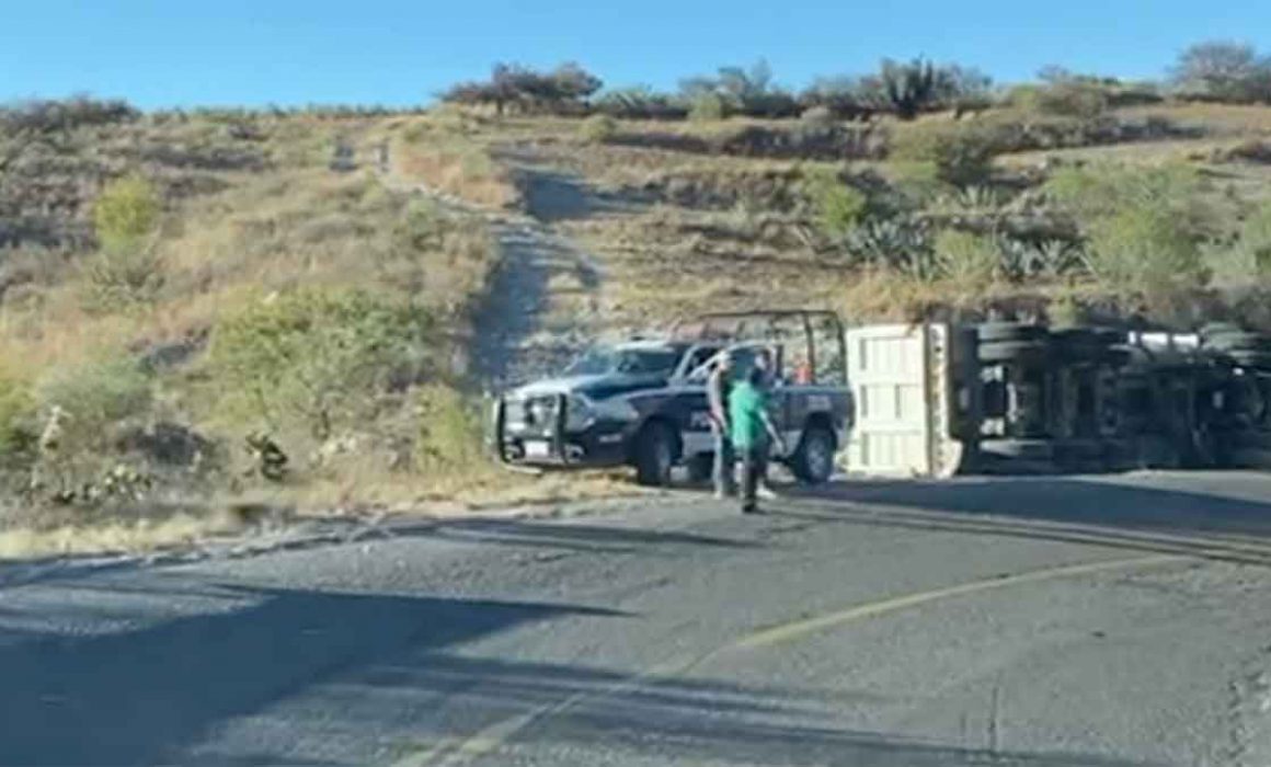 Vuelca tráiler en el Valle Central de Oaxaca