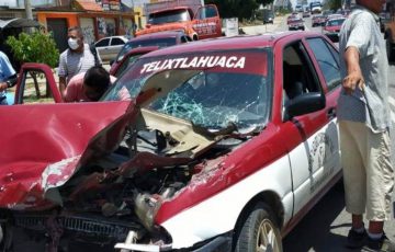 Deja 6 heridos choque entre camión y taxi en Oaxaca