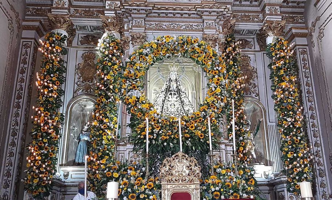 Estrena vestido la Virgen de la Soledad en Oaxaca