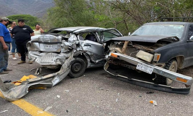 Tráiler embiste 6 autos varados en un bloqueo en Oaxaca