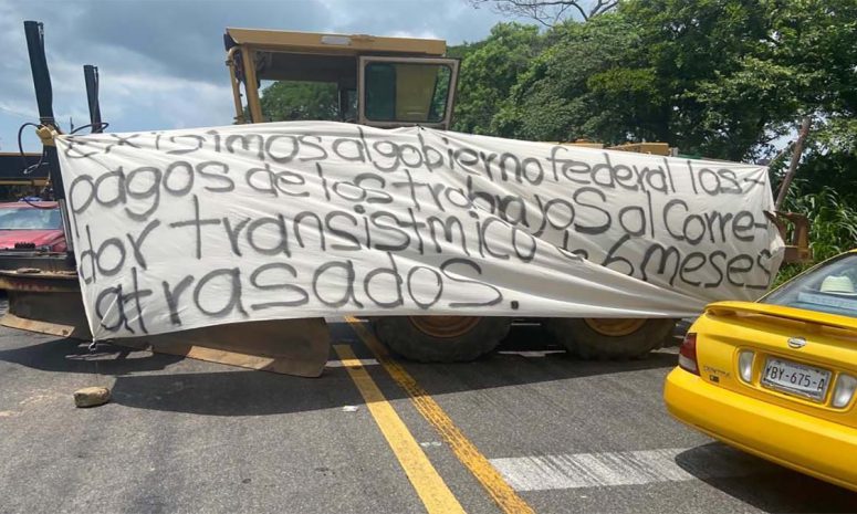 Van 2 días sin paso a Veracruz por bloqueo en Oaxaca