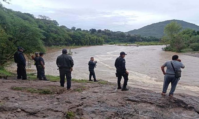 Buscan a 2 hombres que arrastró la corriente en San José Ayuquila