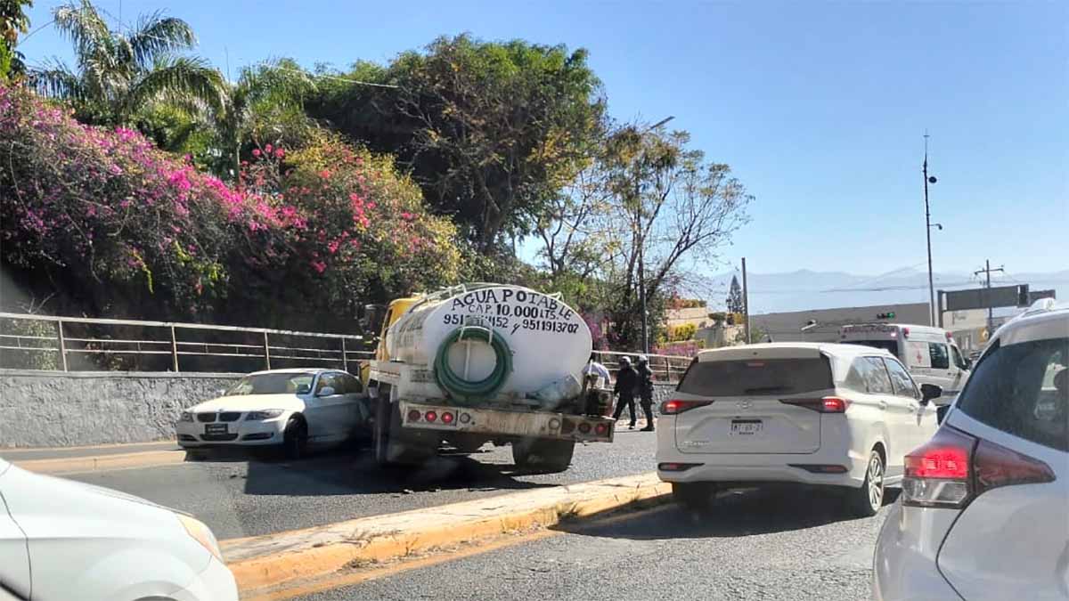 Pipa se queda sin frenos y choca con BMW en Oaxaca; hay 2 heridos ...
