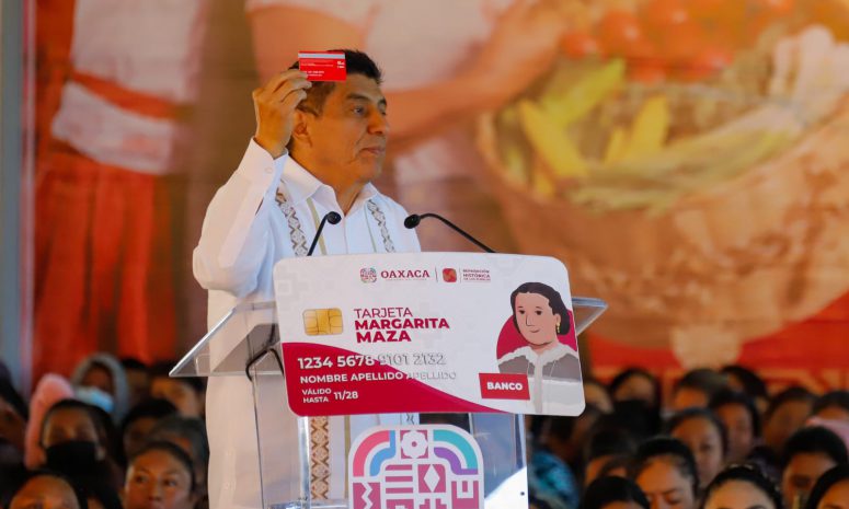 Preside gobernador de Oaxaca entrega de tarjeta Margarita Maza