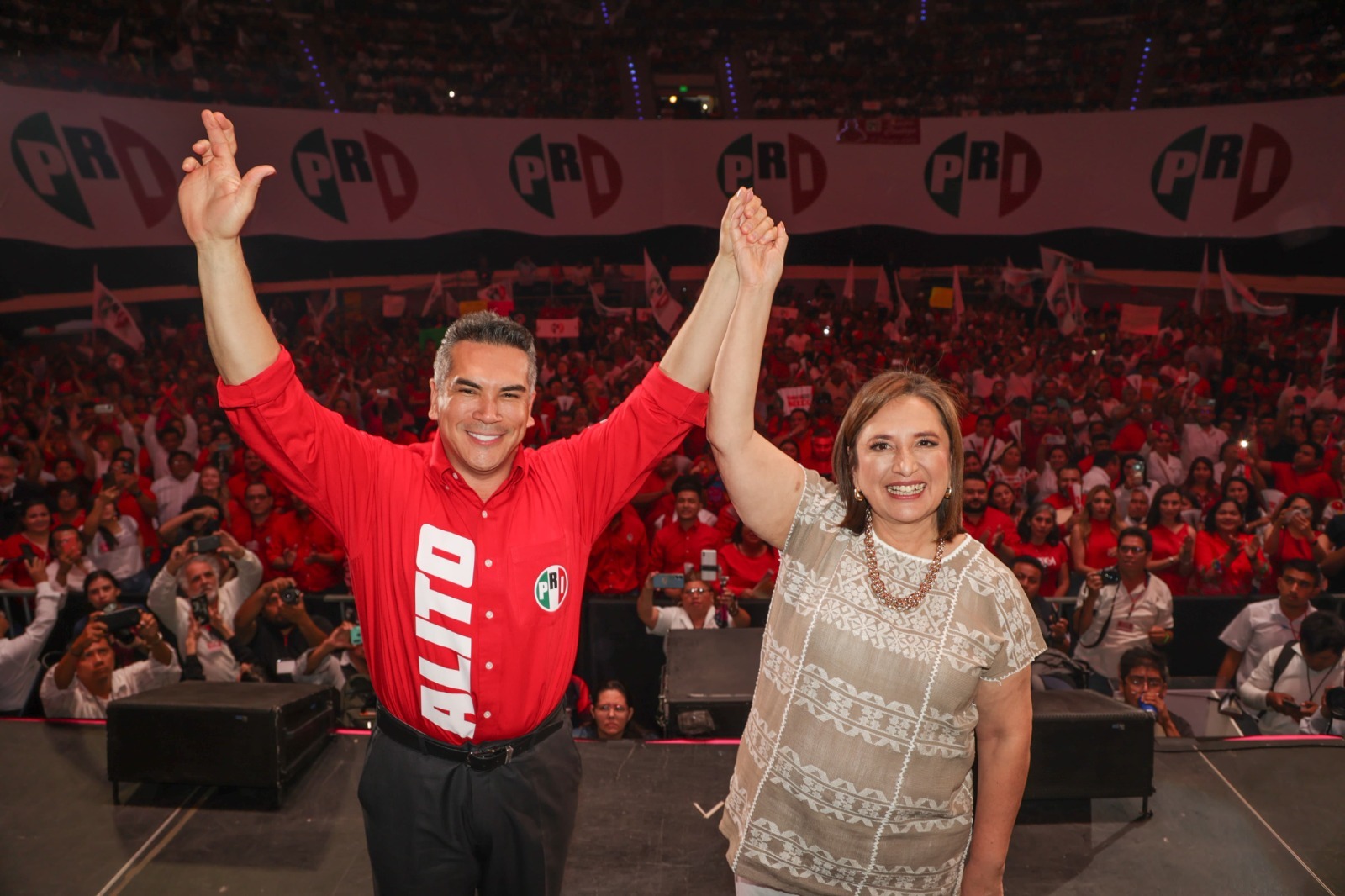 Recibe Xóchitl Gálvez constancia como candidata del PRI a la Presidencia