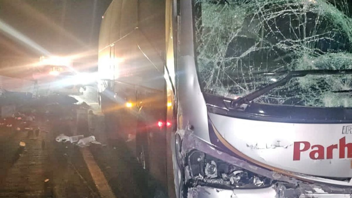 Chocan autobús y camioneta en la autopista Siglo 21 - Quadratín