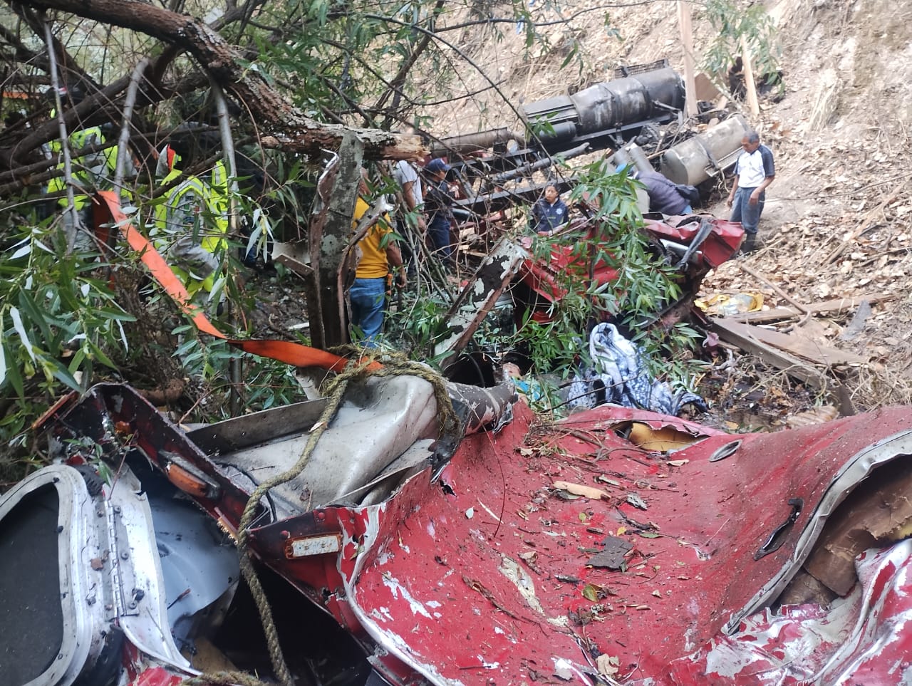 Cinco muertos y un herido deja volcadura de camión en la Sierra Juárez ...