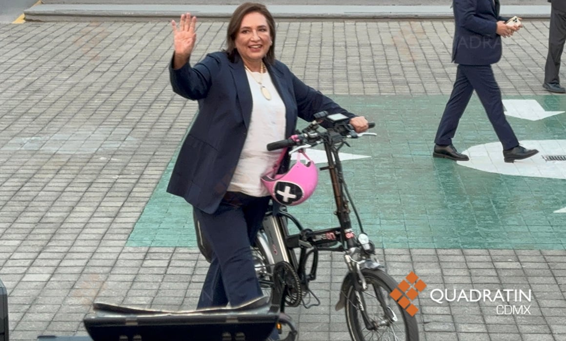 Xóchitl Gálvez llega en bici al debate presidencial