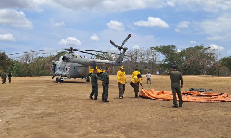Llega helicóptero de Sedena a Huatulco para combatir incendio forestal