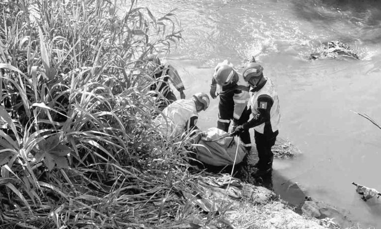 Rescatan Bomberos de Oaxaca cadáver en el río Atoyac