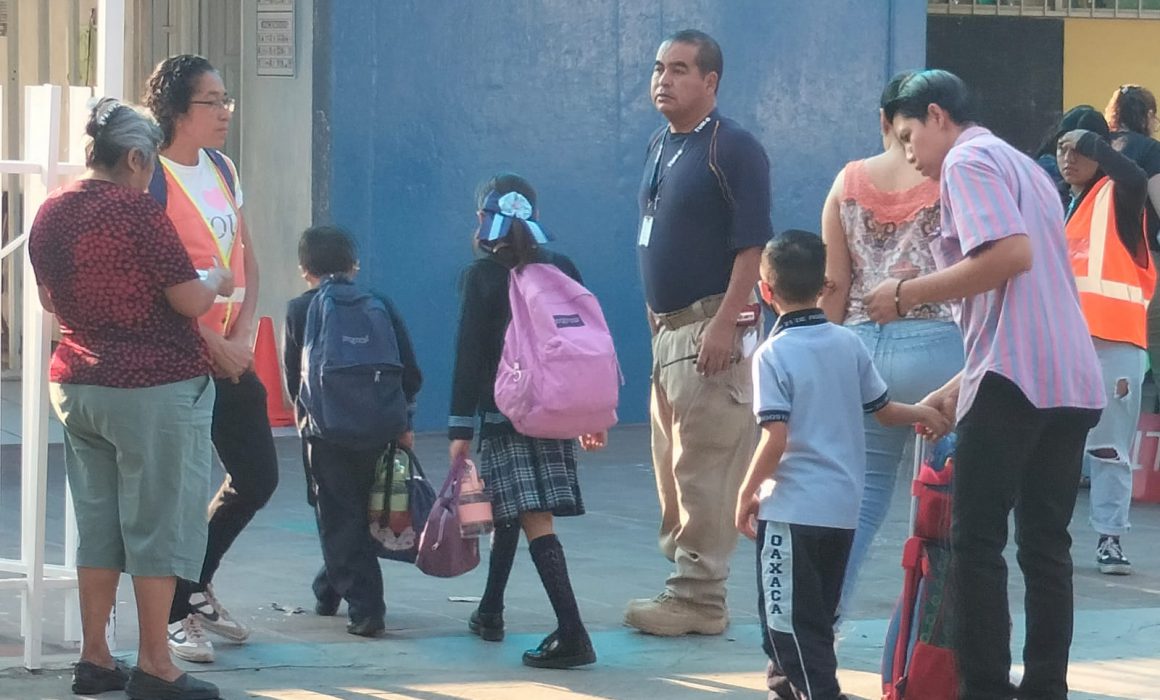 Regresan a clases estudiantes de educación básica en Oaxaca - Quadratín