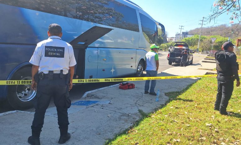 Hallan a un hombre sin vida en autobús en Santa Cruz Huatulco