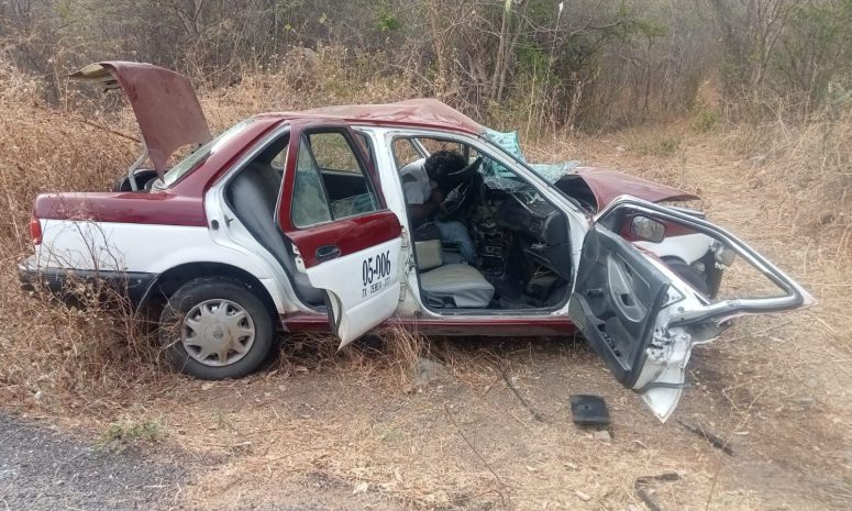 Muere taxista por choque en Tehuantepec; 4 personas resultan heridas