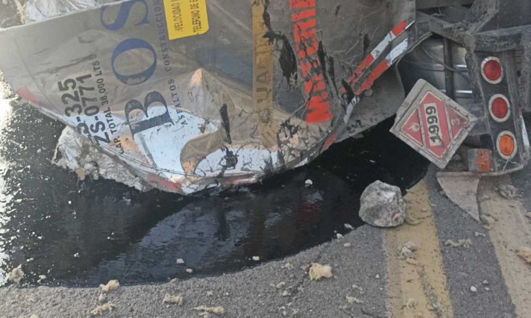 Vuelca pipa en la Oaxaca-Cuacnopalan y derrama combustóleo