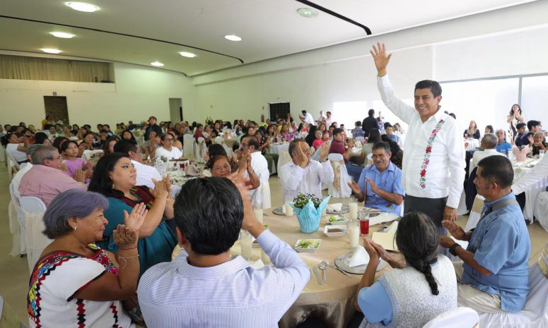 Reconoce Gobierno de Oaxaca voceadores con prestaciones y patrimonio