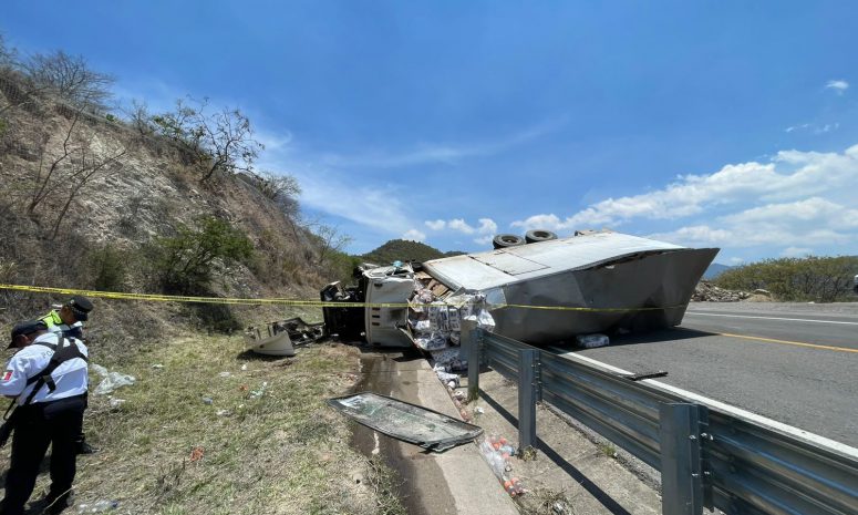 Mueren 2 personas por volcadura sobre la autopista Mitla–Tehuantepec