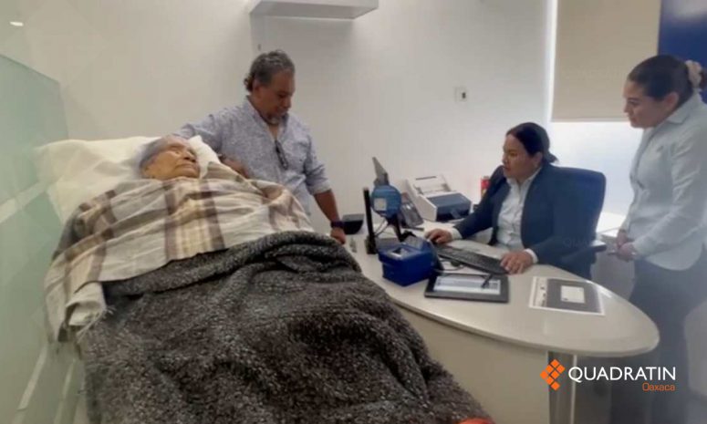 Obliga BBVA en Oaxaca a mujer de 96 años en camilla a comprobar identidad
