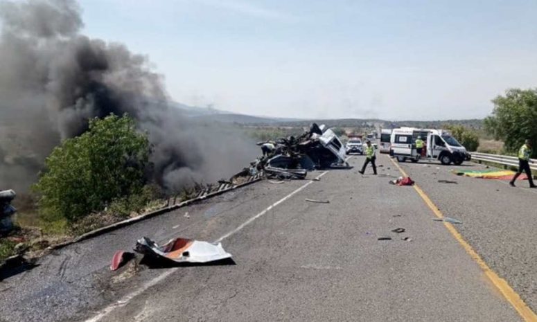Choque múltiple habría causado entre 8 y 15 muertos en la Oaxaca-Tehuacán