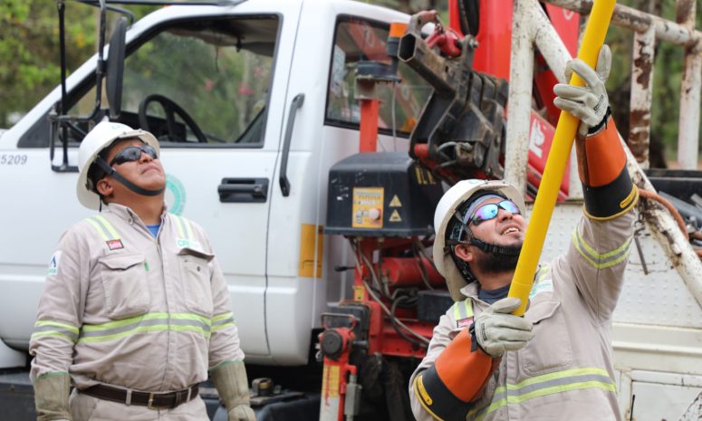 Restaura CFE el 72% del servicio eléctrico afectado por huracán Erick
