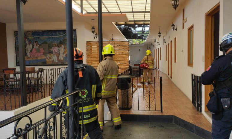 Sofoca Bomberos incendio en hotel del centro de Oaxaca
