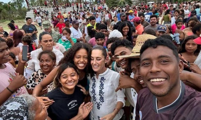 Dialoga Sheinbaum con afectados de Erick en Corralero, Oaxaca