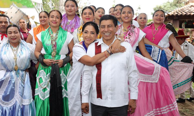 Desborda algarabía, música y folclor segundo desfile de Guelaguetza