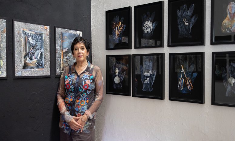 Expone Norma Quintana fotos de objetos de su casa después de un incendio