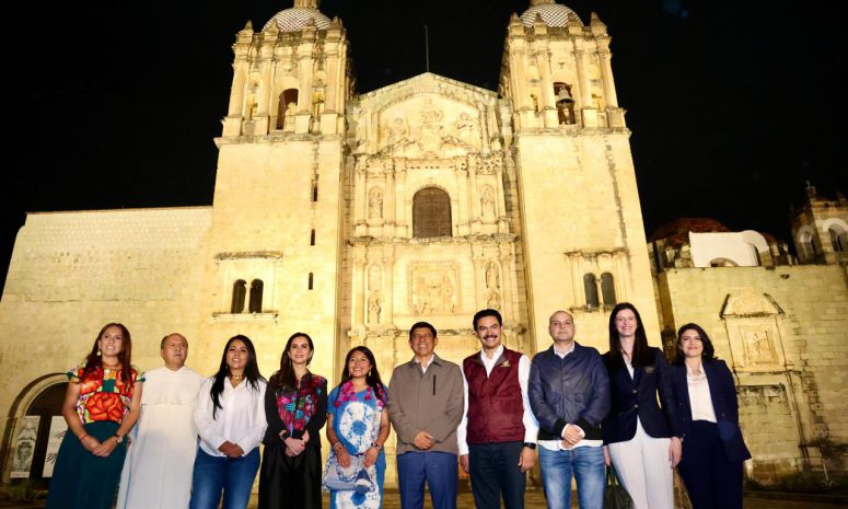 Iluminan el templo de Santo Domingo de Guzmán en Oaxaca