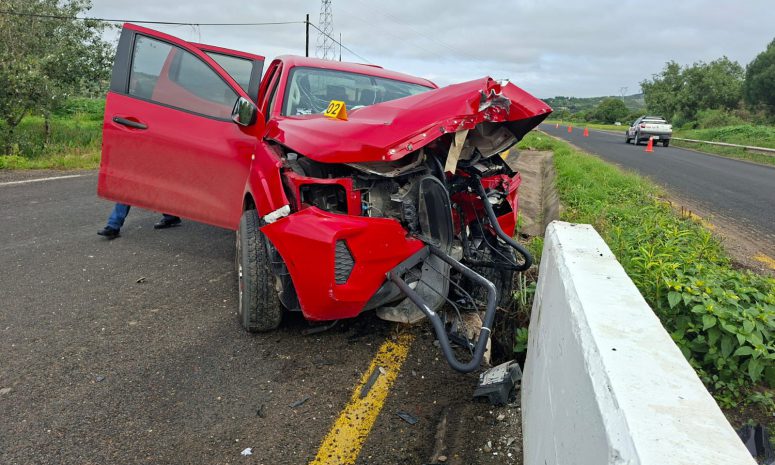 Muere mujer en choque contra muro en carretera de Nochixtlán