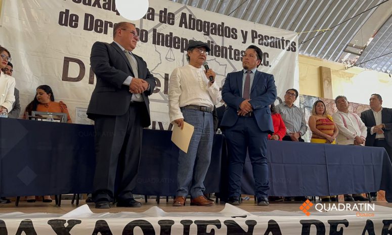 Recibe José Luis García galardón de la Barra de Abogados en Oaxaca