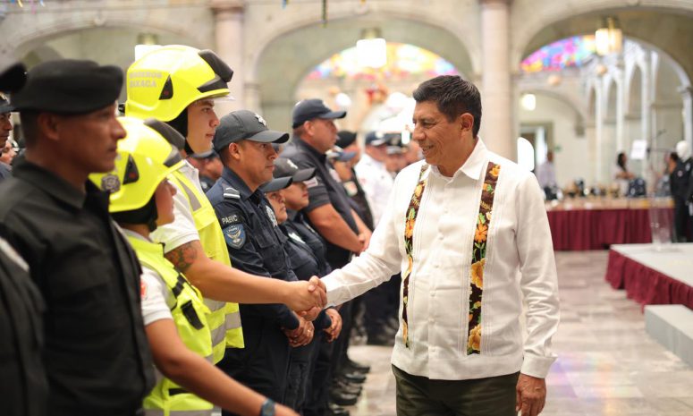 Entrega Salomón Jara más de 6 mil uniformes a personal de seguridad