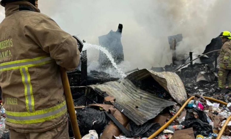 Controlan incendio en basurero clandestino de San Francisco Lachigoló