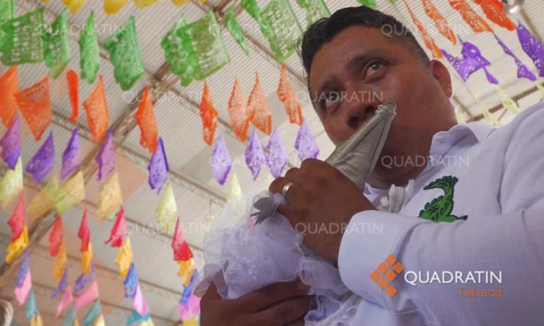 Se casa edil de Huamelula con lagarta para pedir abundancia